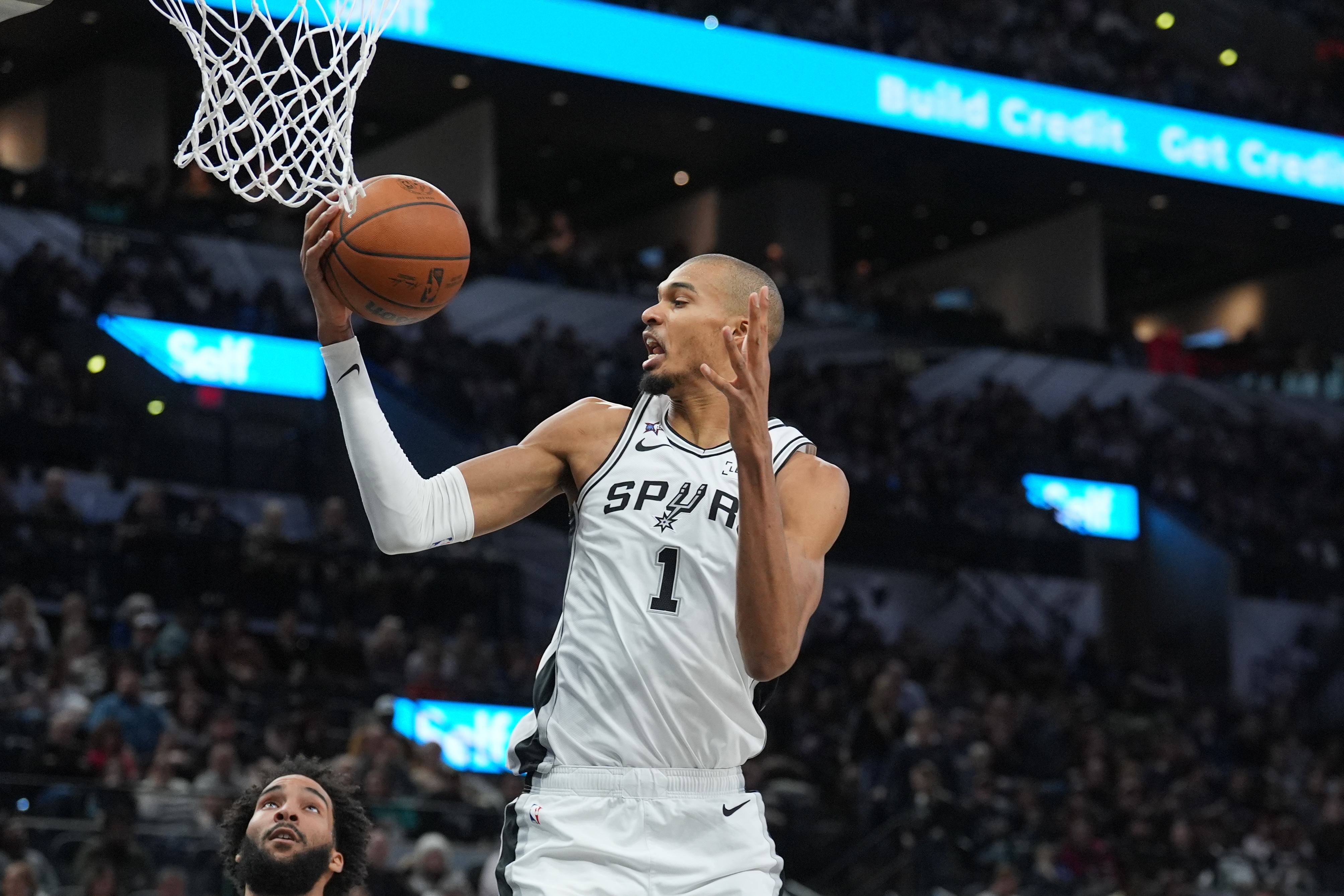 九游体育网站入口-统治级表现!文班亚马上半场16分钟9投7中&三分6中5 轰下20分6板